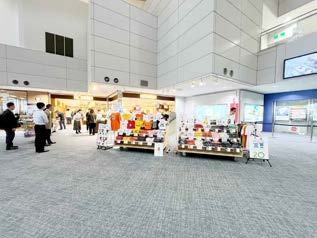 改善後の新潟空港土産店アカシアの入口と売り場